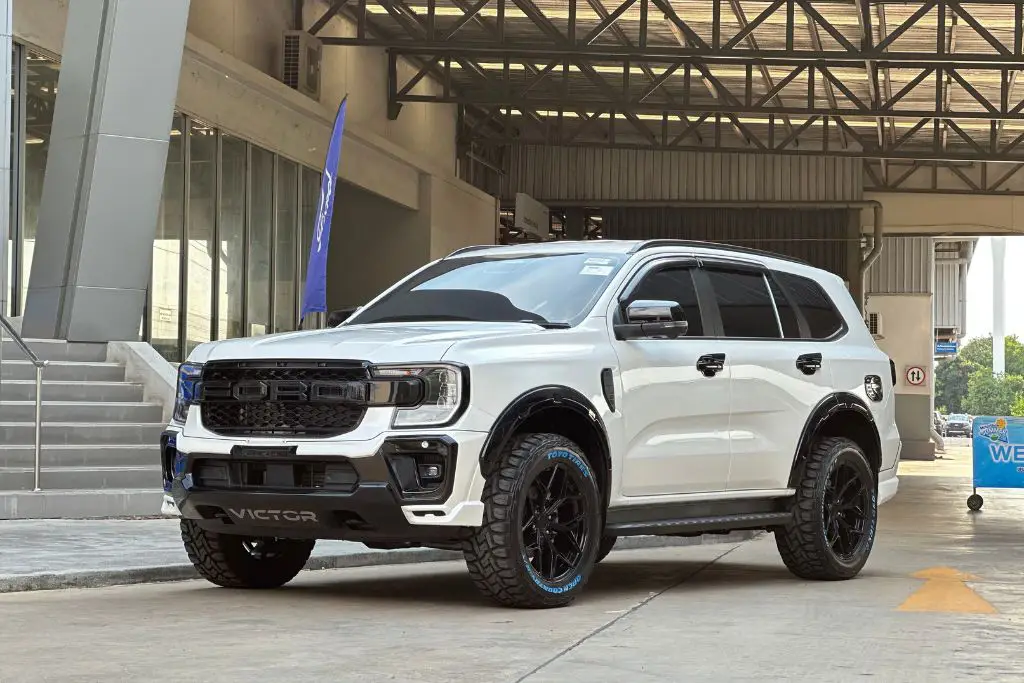 Ford Everest Sport ด้านหน้า สีขาวมุก