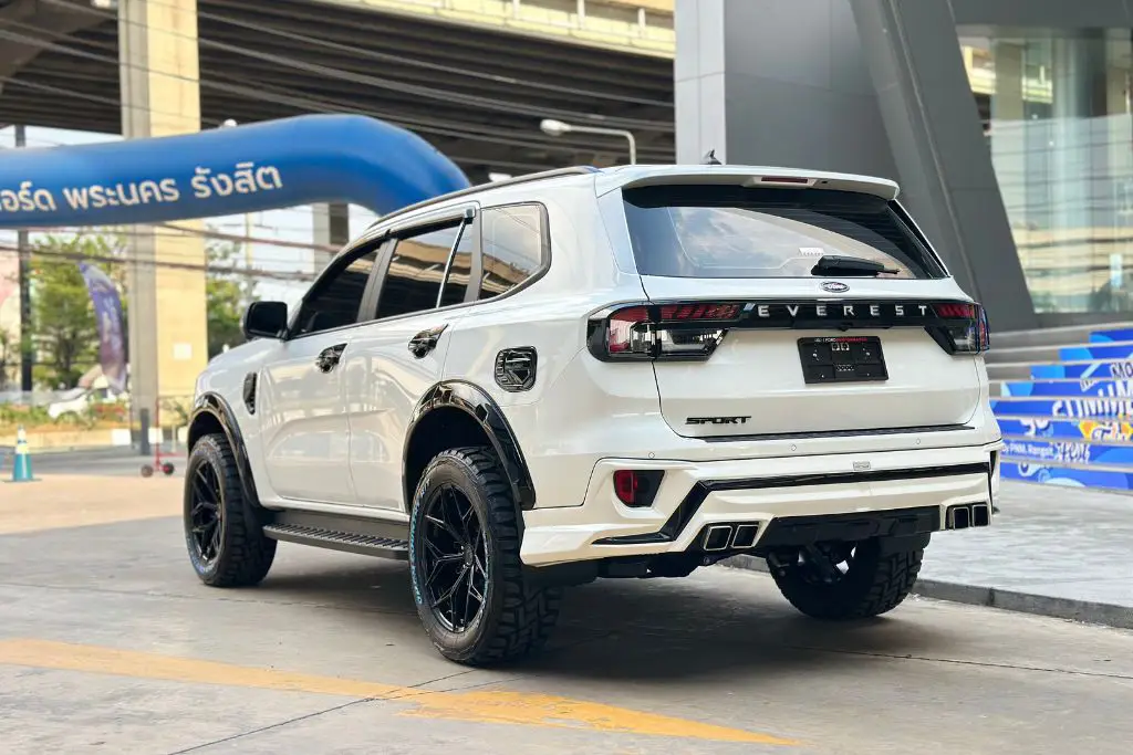 Ford Everest Sport สีขาวมุก ด้านหลัง