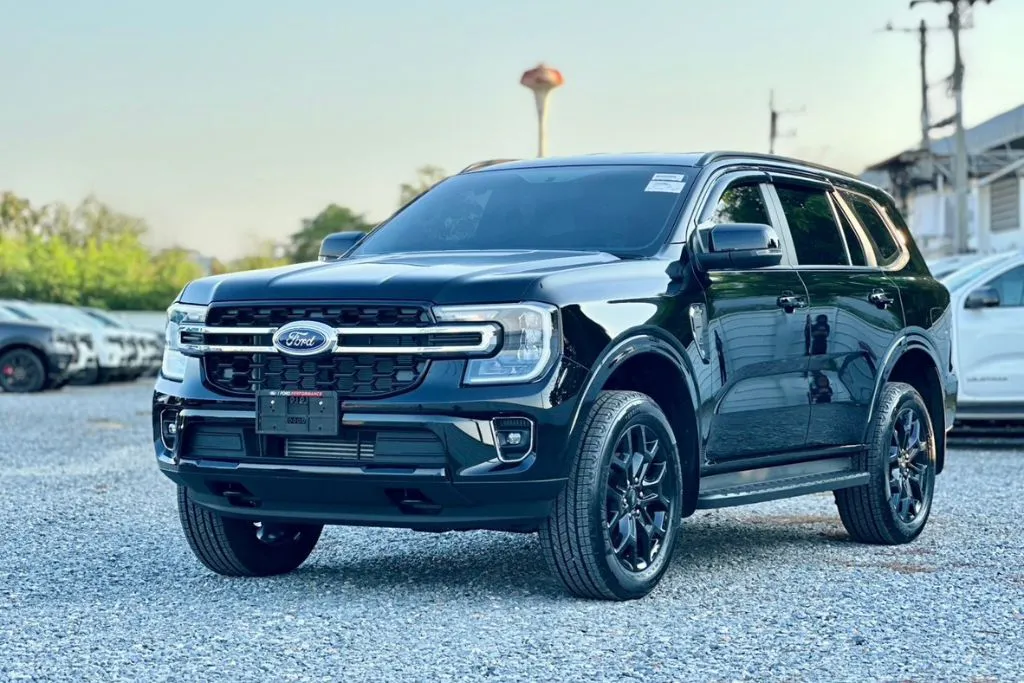 Ford Everest Trend ดำ ล้อดำ แร๊ฟฟิล์มใส