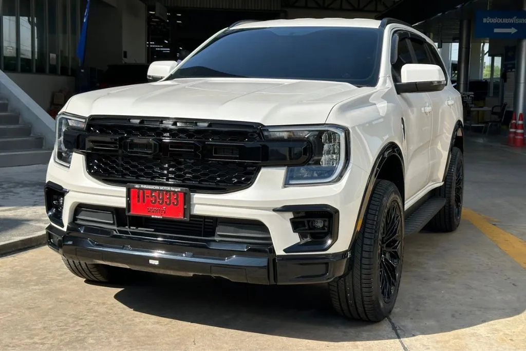 Ford Everest Trend สีขาว กระจังหน้า FORD