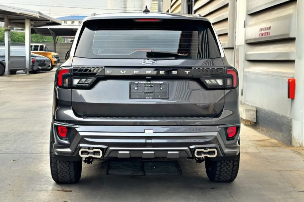 Ford Everest Trend เทาดำ ด้านหลัง