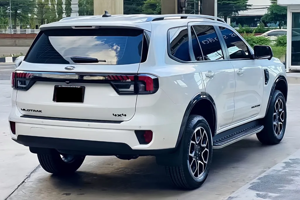 Ford Everest Wildtrak ขาวมุก ด้านหลัง