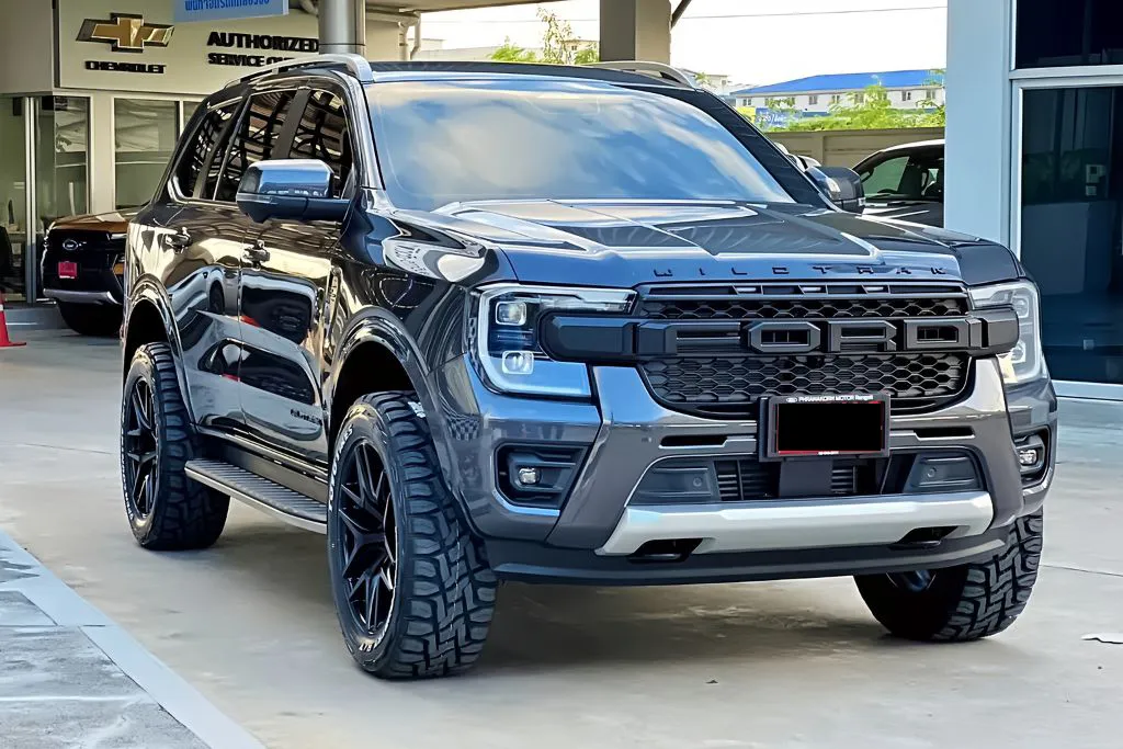 Ford Everest Wildtrak ดำ ด้านหน้า