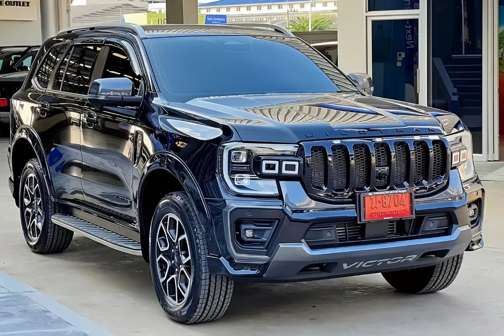 Ford Everest Wildtrak สีดำ กระจังหน้า Victor และกันชนหน้า Victor