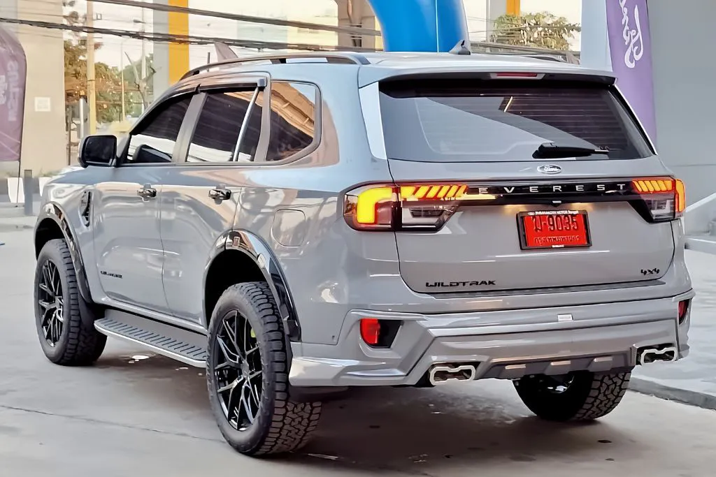 Ford Everest Wildtrak สีเทาแรมโบ ด้านหลัง