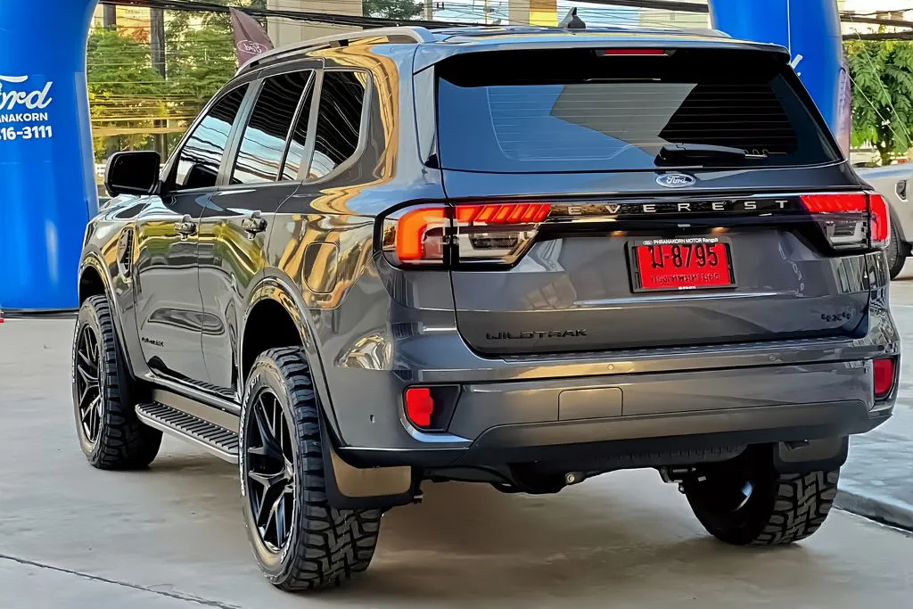 Ford Everest Wildtrak เทาดำ ด้านหลัง