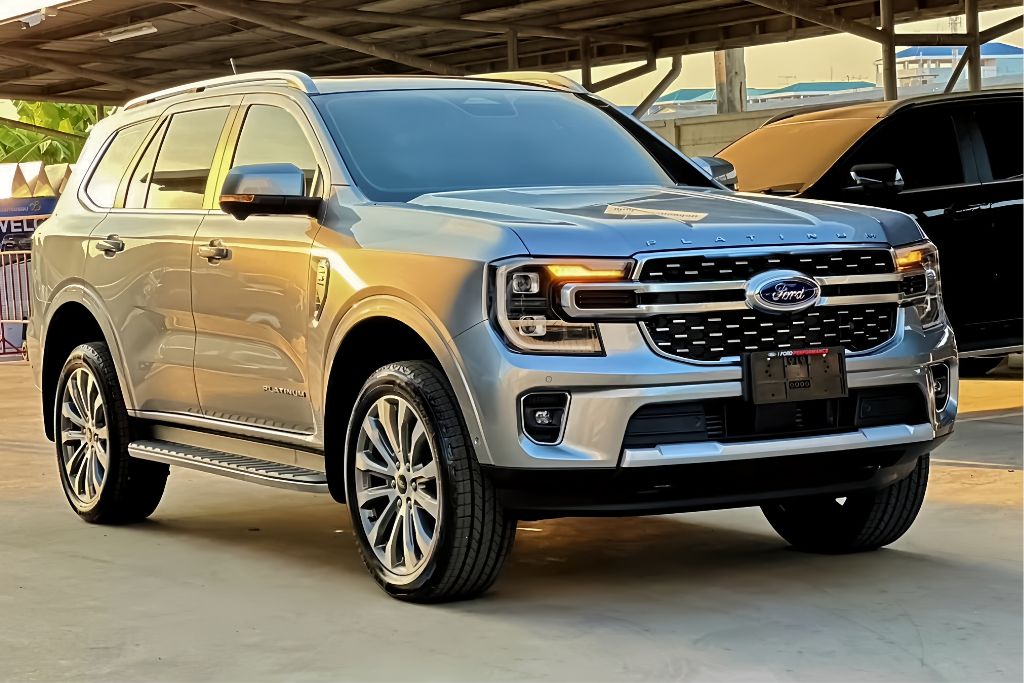 Ford Everest Platinum สีบรอนซ์เทา ด้านข้าง