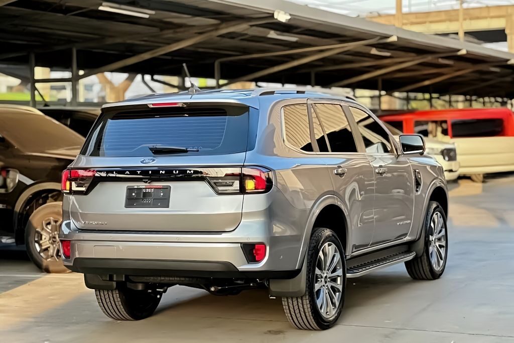 Ford Everest Platinum สีบรอนซ์เทา ด้านหลัง