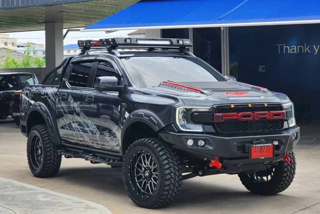 Ford Ranger Wildtrak สีเทาดำ ใส่ชุดเหล็กรอบคัน