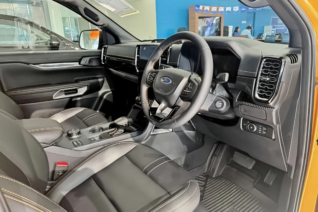 Ford Ranger Wildtrak V6 3.0L 4x4 AT ภายในฝั่งคนขับ
