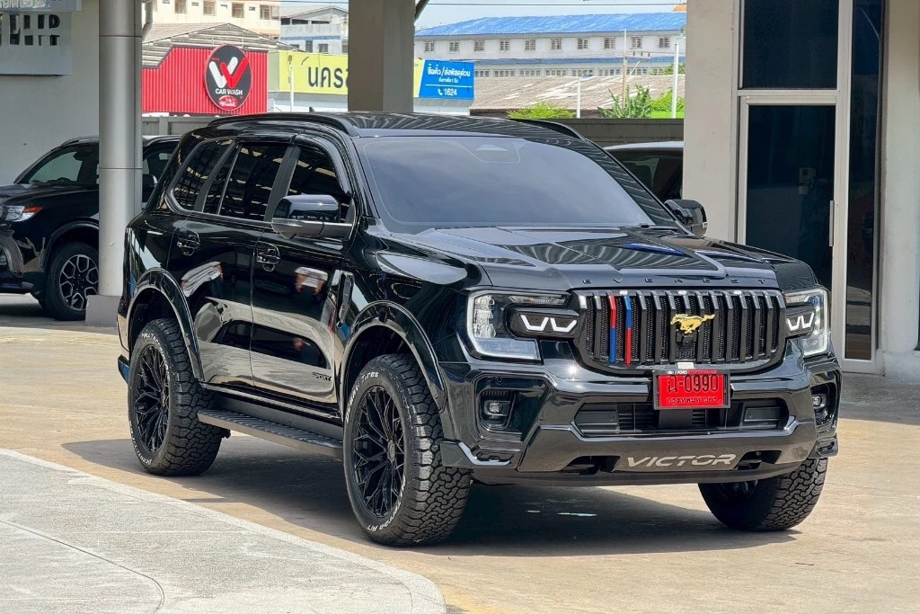Ford Everest Sport สีดำ ชุดแต่ง Victor มาพร้อม กระจังหน้าม้าสีทอง