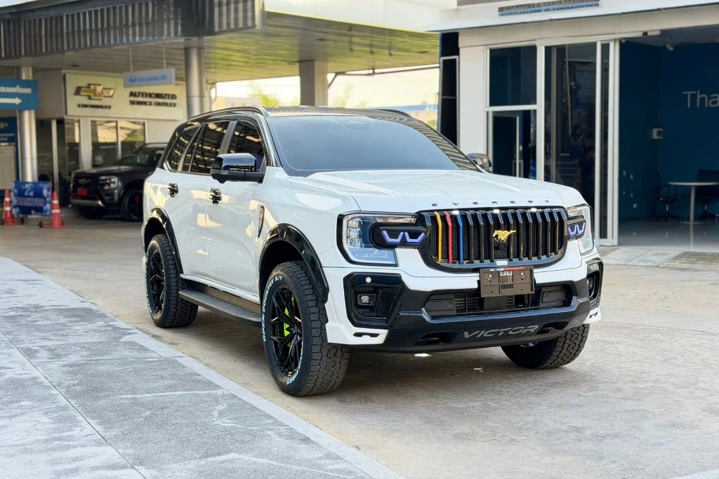 Ford Everest Sport สีขาวมุก ชุดแต่ง Victor เบรคแบมโบ้สีเขียว