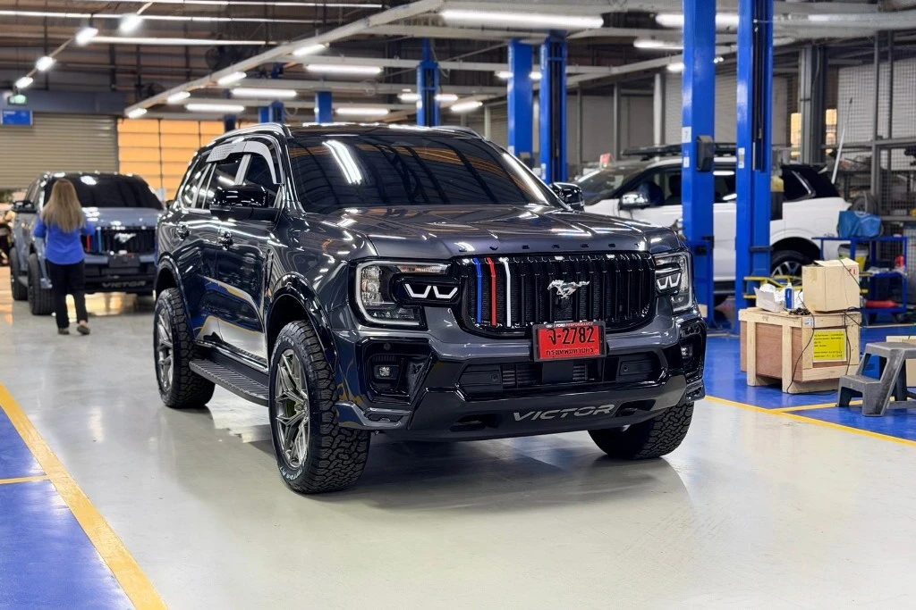 Ford Everest sport ชุดแต่ง Victor มาพร้อม กระจังหน้าม้าสีเงิน