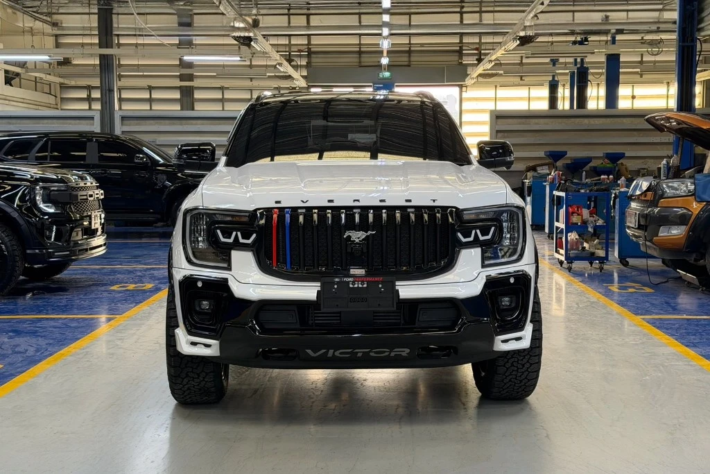 Ford Everest sport สีขาวมุก ด้านหน้า