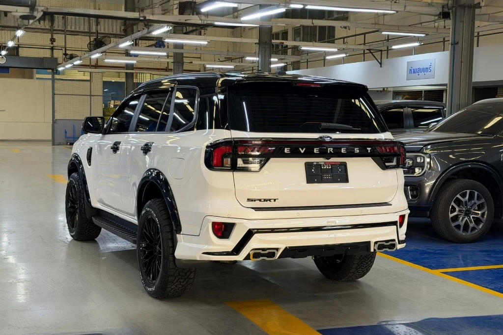 Ford Everest sport สีขาวมุก ด้านหลัง