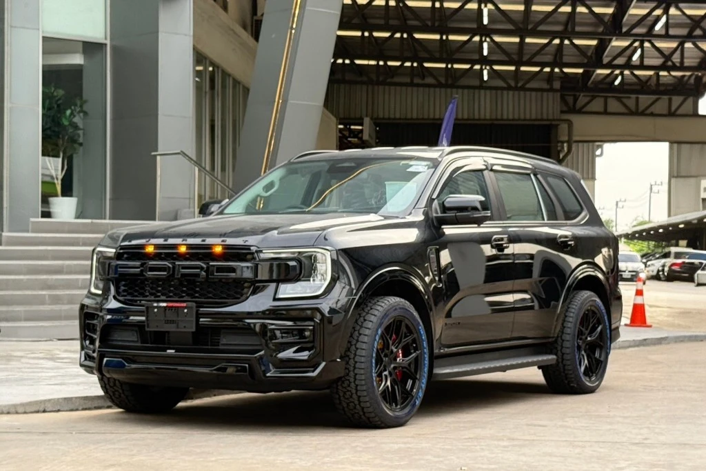 Ford Everest sport สีดำ ชุดแต่ง Victor มาพร้อม กระจังหน้า FORD เบรคแบมโบ้สีแดง