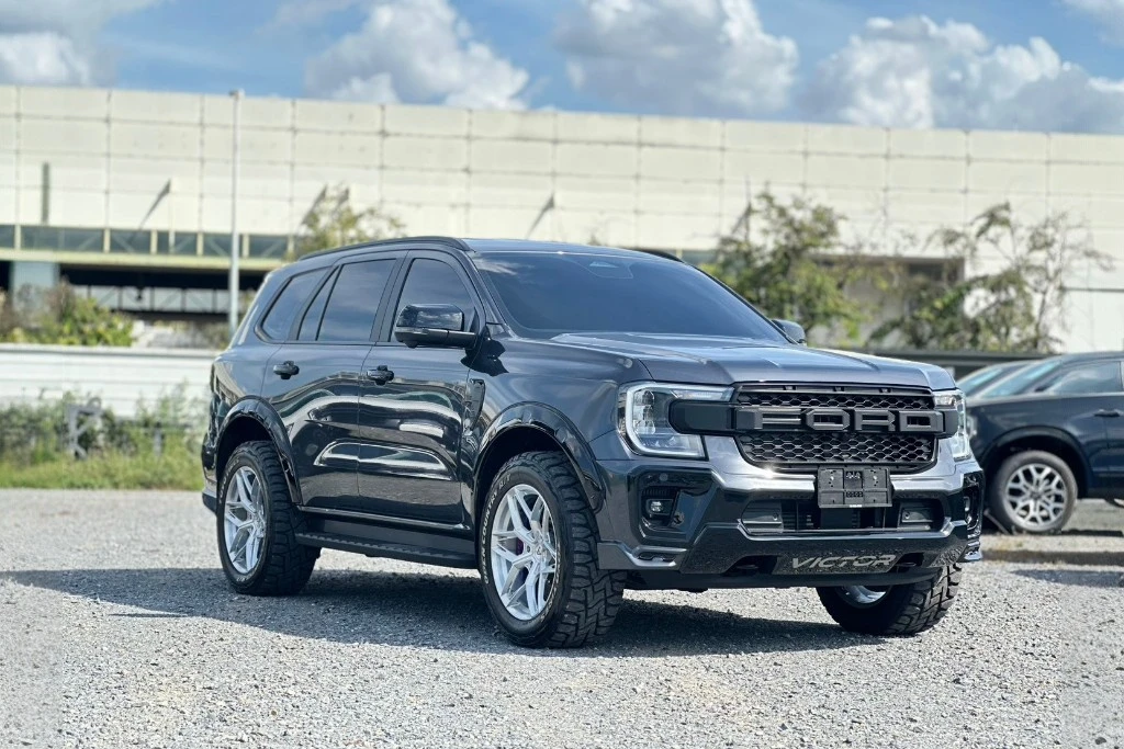 Ford Everest sport สีเทาดำ ชุดแต่ง Victor มาพร้อม กระจังหน้า FORD