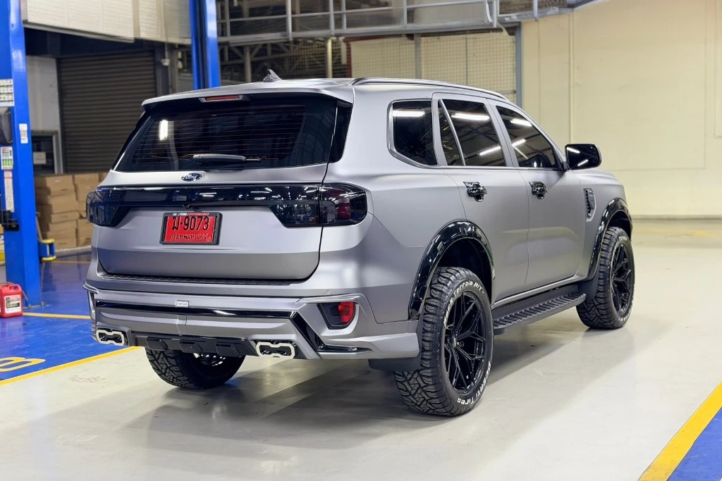 Ford Everest sport แรฟสีเทา ชุดแต่ง Victor ด้านท้ายรถ