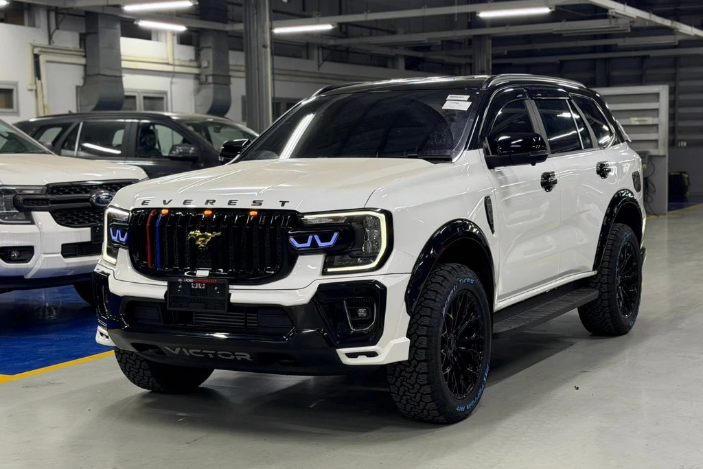Ford Everest active Victor ด้านข้าง มาพร้อมกระจังหน้าม้าสีทอง