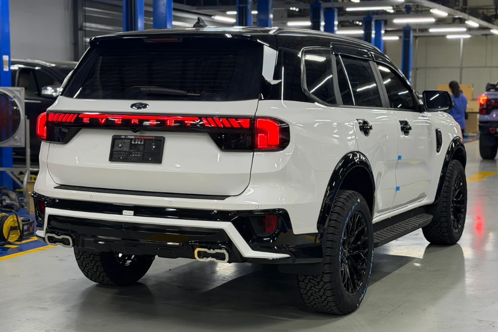 Ford Everest active ใส่ชุดแต่ง Victor ด้านหลัง