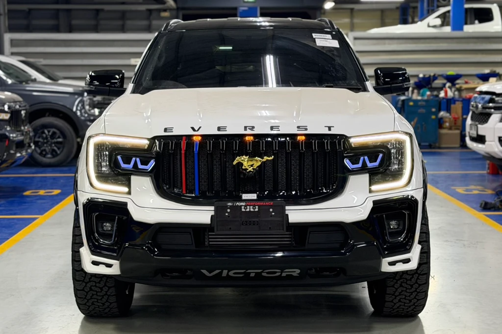 Ford Everest active Victor มาด้านหน้า พร้อมกระจังหน้าม้าสีทอง