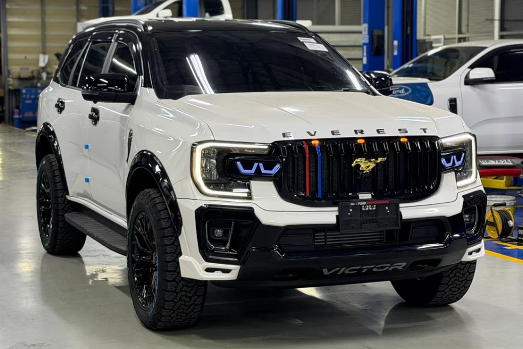 Ford Everest active Victor มาด้านหน้า พร้อมกระจังหน้าม้าสีทอง