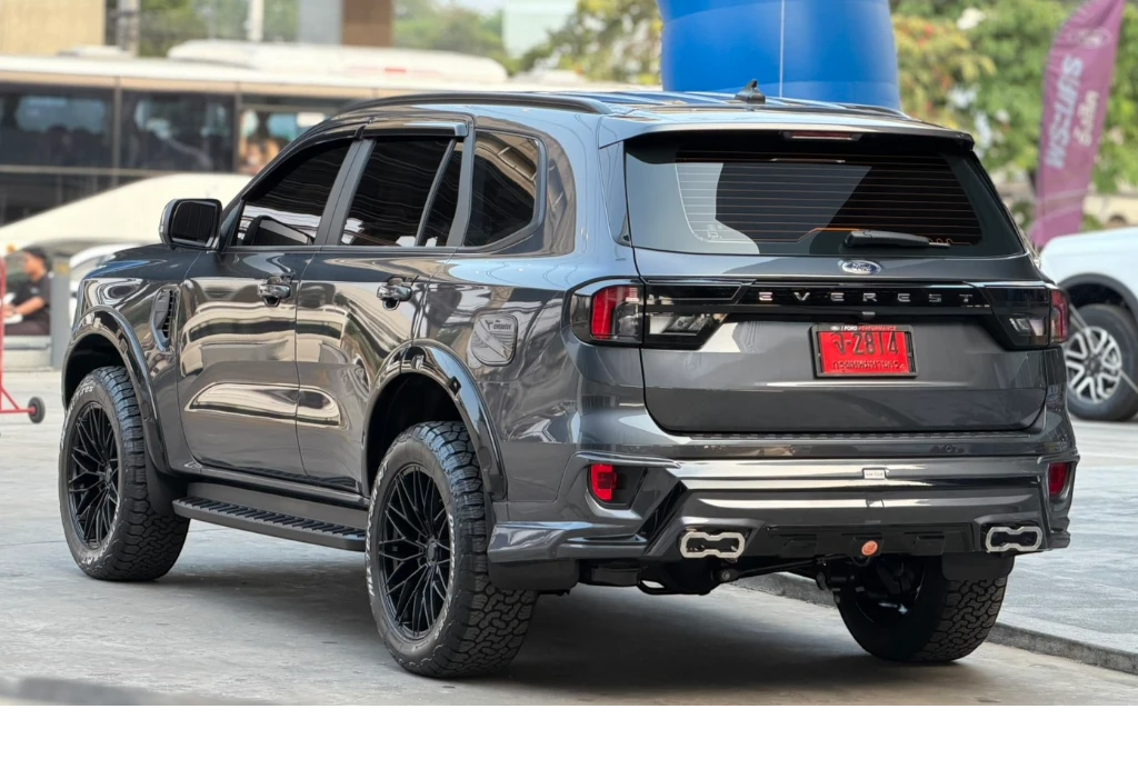 Ford Everest active สีเทา ด้านหลัง ใส่ชุดแต่ง Victor