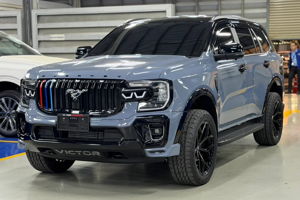 Ford Everest active สีเทาแรมโบ ด้านข้าง Victor กระจังหน้าม้าสีเงิน