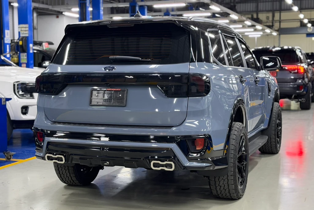 Ford Everest active สีเทาแรมโบ ด้านหลัง ใส่ชุดแต่ง Victor