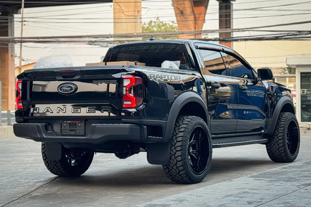 Ford Ranger DBL XLS 10AT สีดำ ด้านหลัง ใส่ชุดแต่ง Raptor