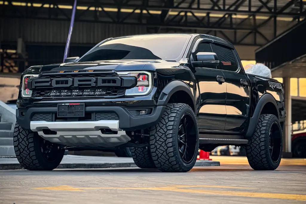 Ford Ranger DBL XLS 10AT สีดำ ใส่ชุดแต่ง Raptor วายบอดี้ ด้านข้างคนขับ