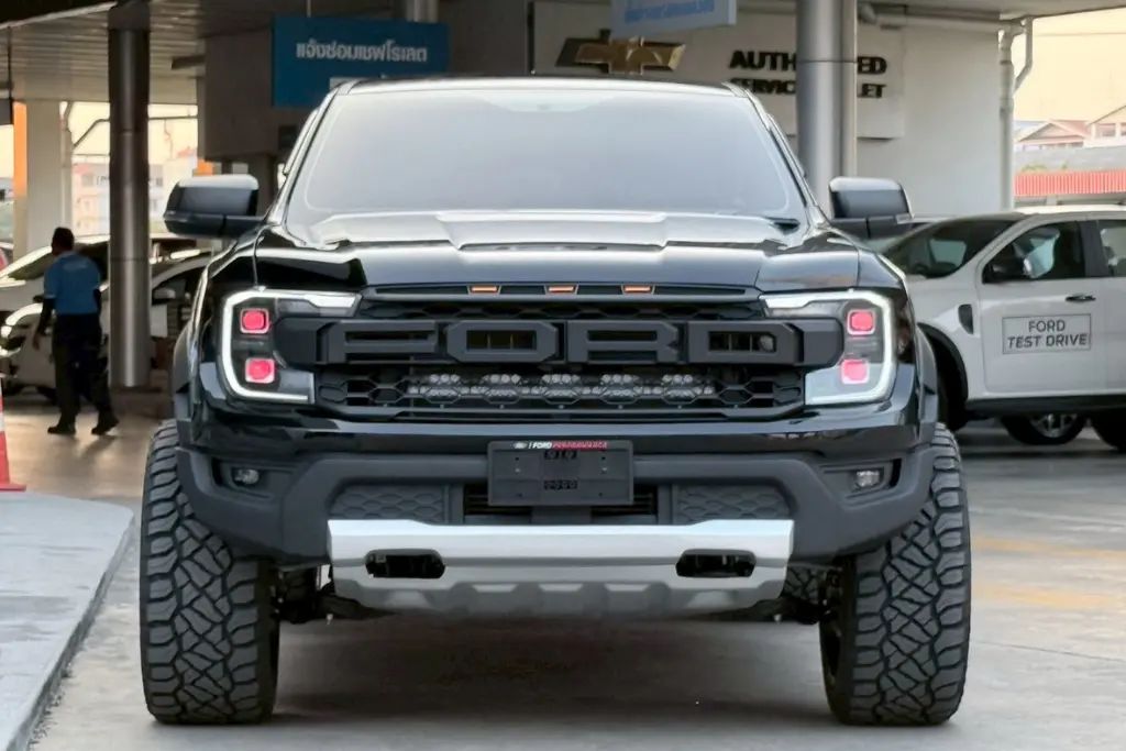 Ford Ranger DBL XLS 10AT สีดำ ใส่ชุดแต่ง Raptor วายบอดี้ ด้านหน้า