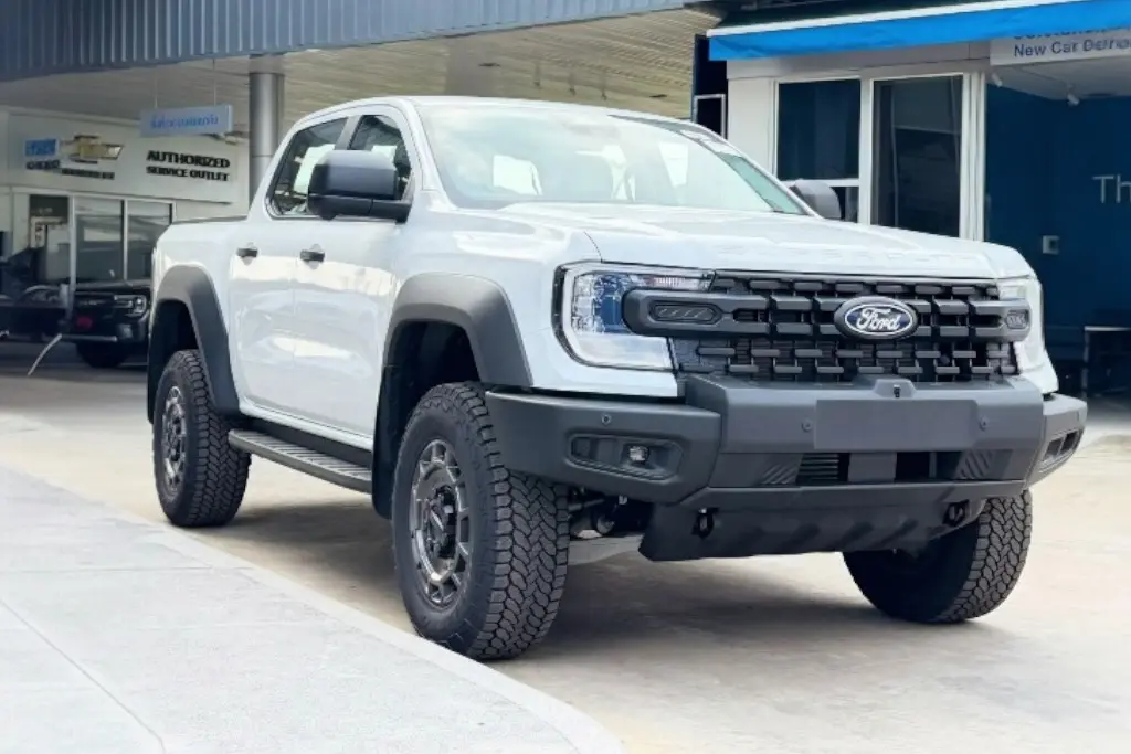 Ford Ranger Super Duty สีขาวด้านหน้า