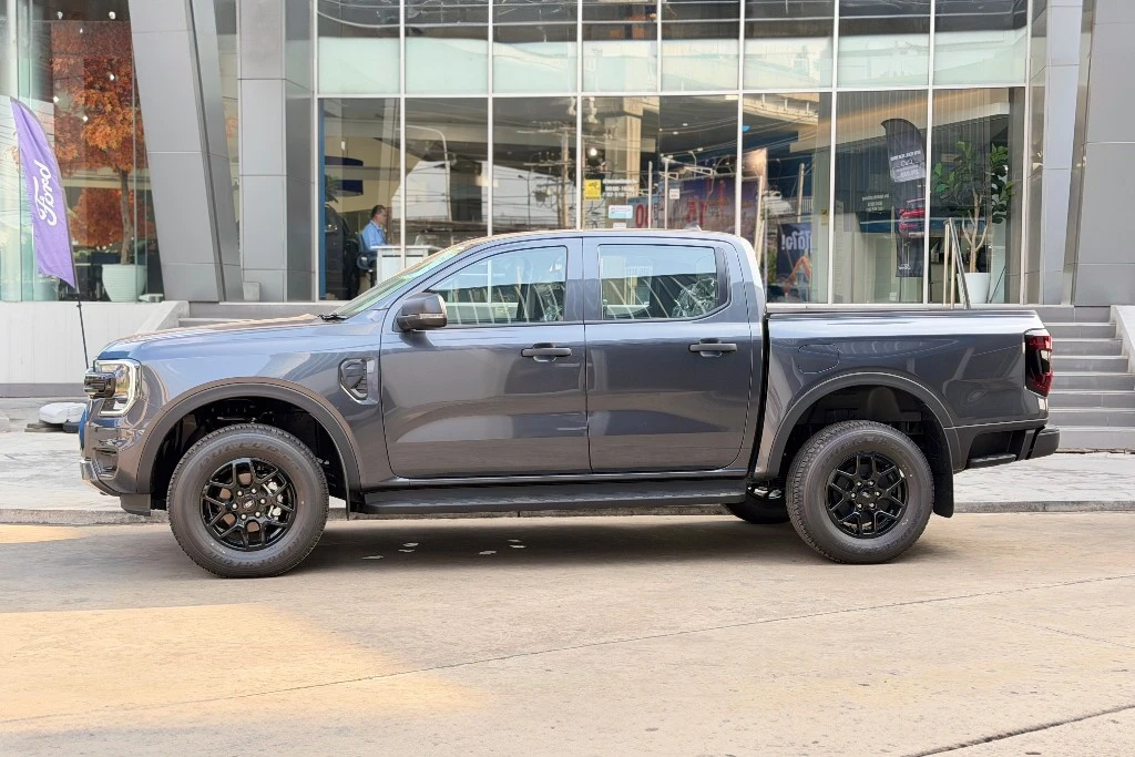 Ford-Ranger-XLS-4x2-10AT-สีเทาดำ-ด้านข้าง