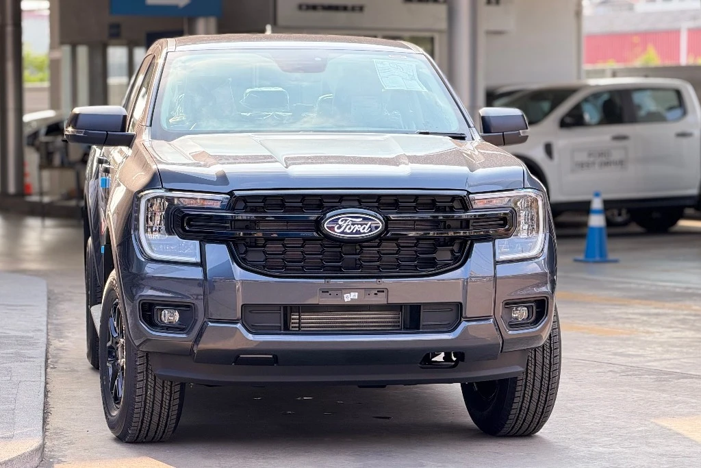 กระจังหน้าสีดำและไฟหน้า LED ของ Ford Ranger XLS