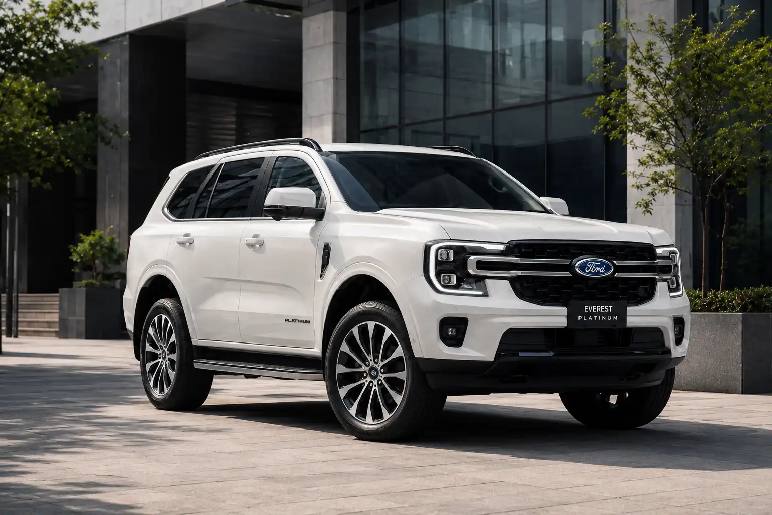 Ford Everest Platinum 2026 V6 สีขาวมุก มุมหน้าเฉียง