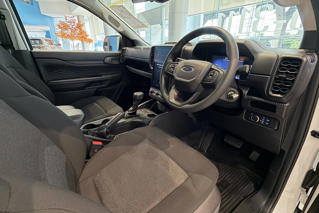 ห้องโดยสาร Ford Ranger DBL XL+ 4x2 10AT 2026 สีขาว เบาะผ้า จอสัมผัส 12 นิ้ว พวงมาลัยขวา