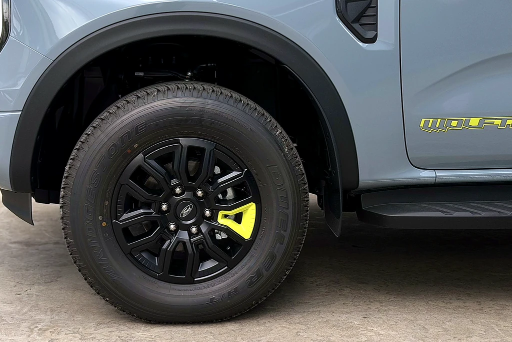ล้ออัลลอยและสัญลักษณ์ Wolftrak ที่ประตูหน้า Ford Ranger Wolftrak 2026