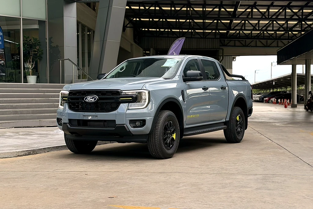 Ford Ranger Wolftrak 2026 สีเทา Command Grey มุมหน้าเฉียง ที่โชว์รูมฟอร์ดพระนครรังสิต