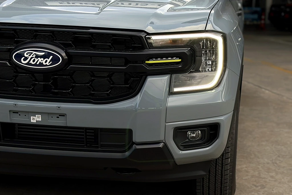 กระจังหน้า Ford Ranger Wolftrak พร้อมไฟ LED และไฟวิ่งกลางวัน C-Clamp