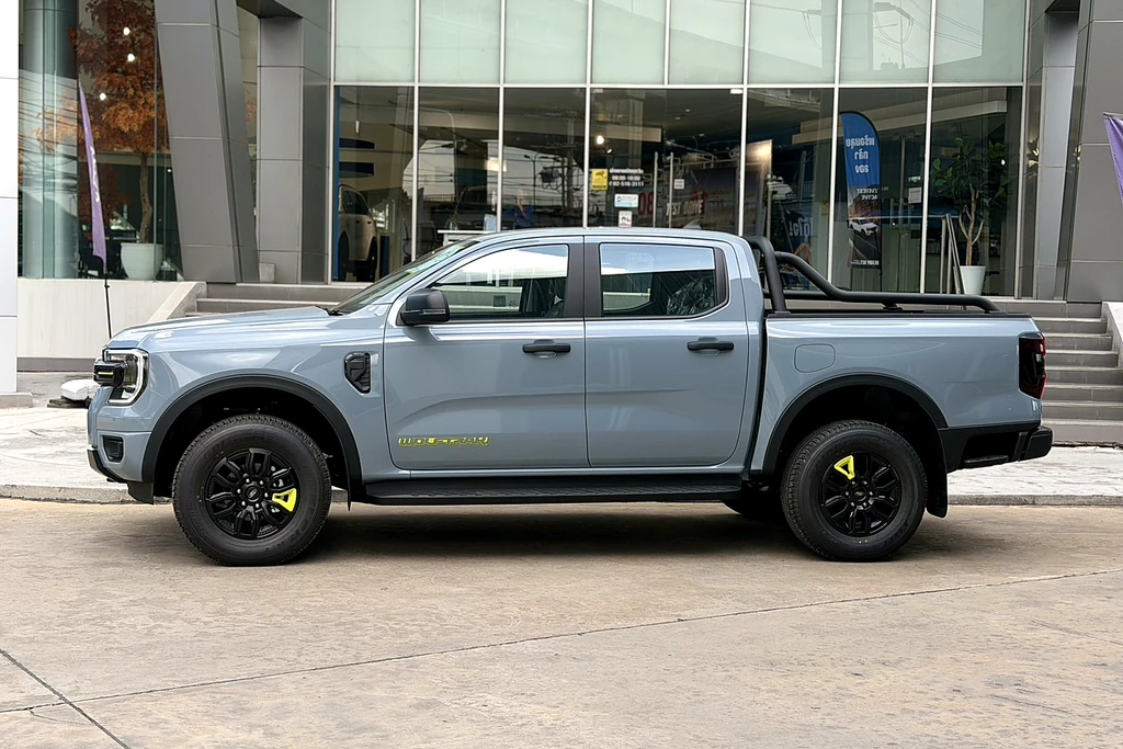 Ford Ranger Wolftrak 2026 มุมข้าง เห็นโรลบาร์และบันไดข้าง