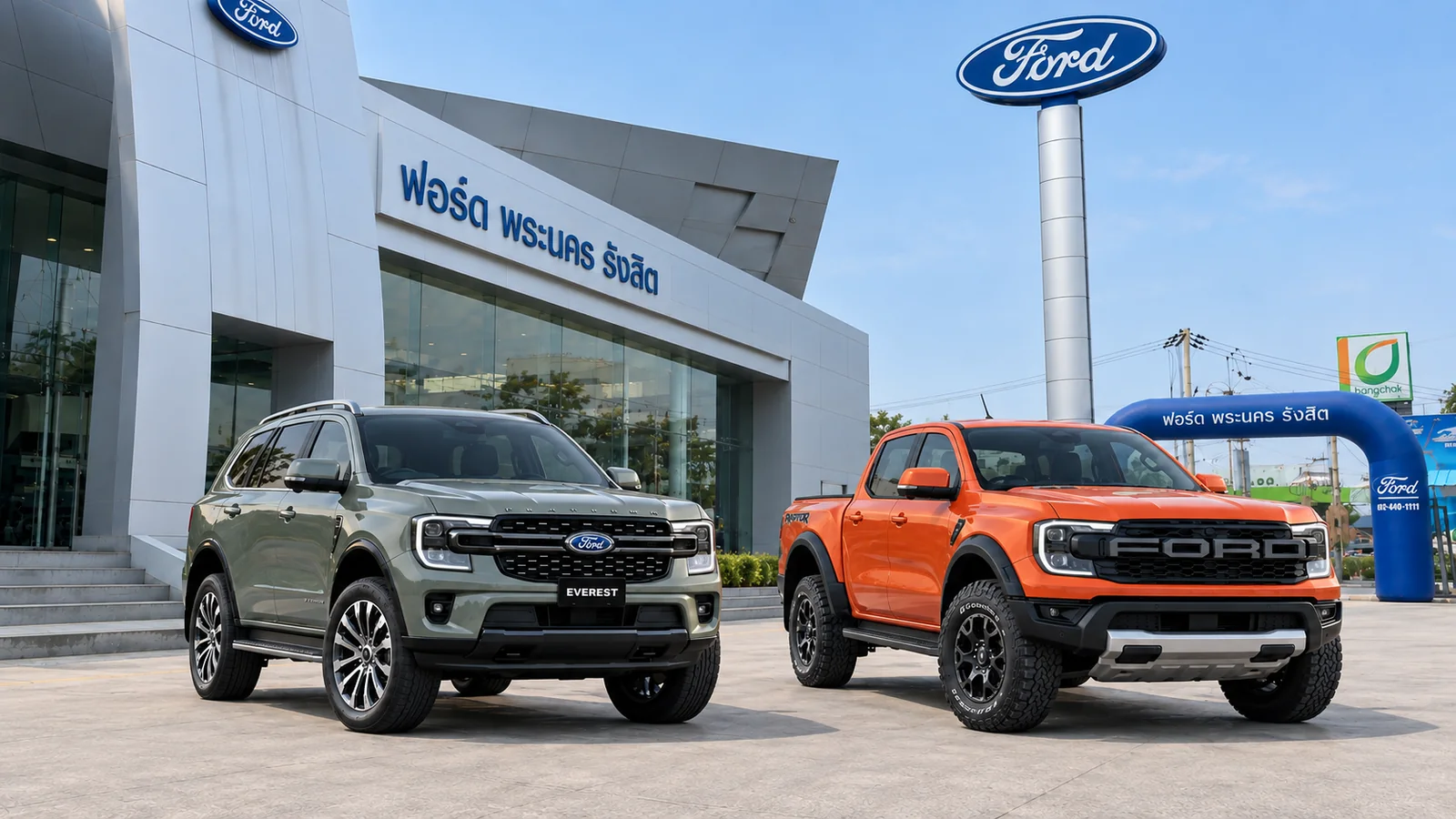 หน้าโชว์รูมฟอร์ดพระนครรังสิต มี Ford Everest Platinum และ Ford Ranger Raptor จอดอยู่หน้าอาคาร