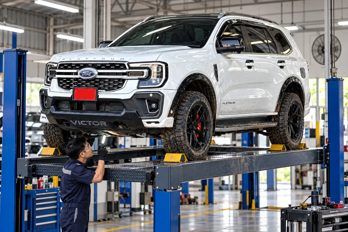 ช่างตรวจใต้ท้องรถ Ford Everest หลังขับลุยน้ำ