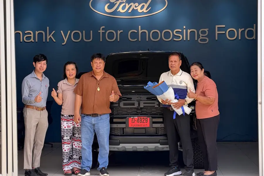 ลูกค้ารับมอบรถ Ford คันใหม่กับคุณซีนและทีมงานฟอร์ดพระนครรังสิต ภาพที่ 2