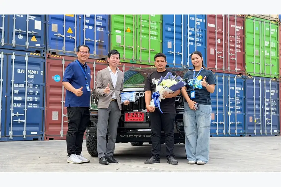 ลูกค้ารับมอบรถ Ford คันใหม่กับคุณซีนและทีมงานฟอร์ดพระนครรังสิต ภาพที่ 4