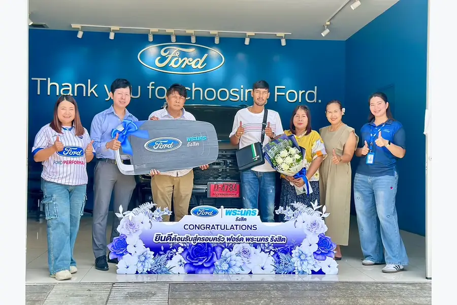 ลูกค้ารับมอบรถ Ford กับคุณซีนและทีมงานฟอร์ดพระนครรังสิต ภาพส่งมอบที่ 09