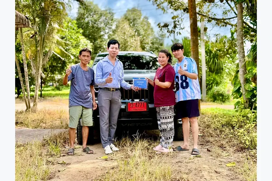 ลูกค้ารับมอบรถ Ford กับคุณซีนและทีมงานฟอร์ดพระนครรังสิต ภาพส่งมอบที่ 10