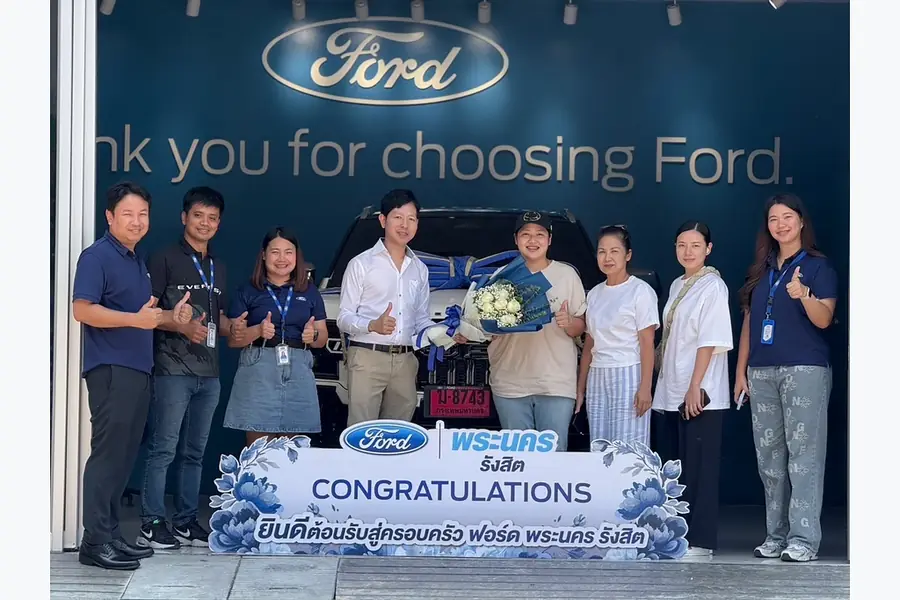 ลูกค้ารับมอบรถ Ford กับคุณซีนและทีมงานฟอร์ดพระนครรังสิต ภาพส่งมอบที่ 11