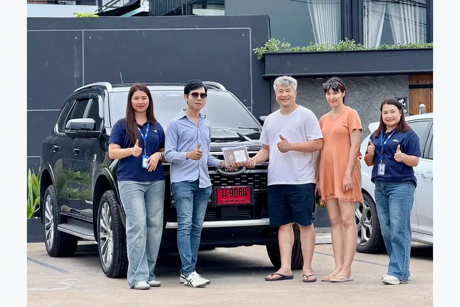 ลูกค้ารับมอบรถ Ford กับคุณซีนและทีมงานฟอร์ดพระนครรังสิต ภาพส่งมอบที่ 12