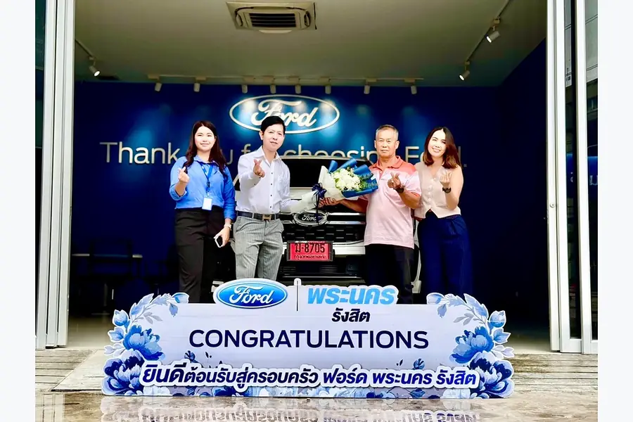 ลูกค้ารับมอบรถ Ford กับคุณซีนและทีมงานฟอร์ดพระนครรังสิต ภาพส่งมอบที่ 13